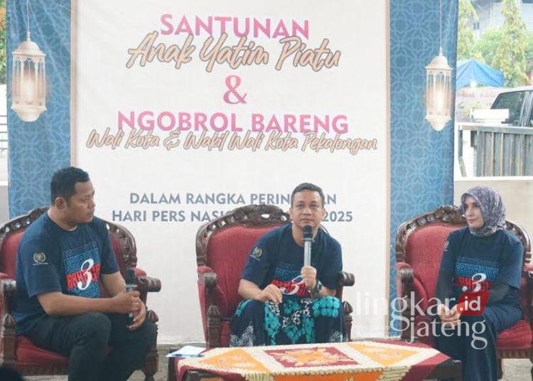 Wali Kota Pekalongan Achmad Afzan Arslan Djunaid bersama Wakil Wali Kota Pekalongan Balgis Diab dalam acara Ngobrol Bareng Wali Kota dan Wakil Wali Kota Pekalongan di halaman PWI Kota Pekalongan, Jumat, 14 Maret 2025. (Fahri Akbar/Lingkarjateng.id)