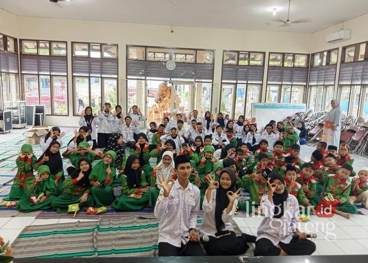 Forum Remaja Palang Merah Indonesia (Forpis) Kabupaten Pati menggelar acara buka puasa bersama dengan anak-anak yatim binaan Yayasan Subur Makmur Sejahtera di Aula Kantor Kecamatan Pati pada Sabtu, 8 Maret 2025. (Dok. Lingkarjateng.id)