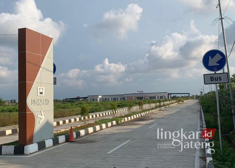 Gapura masuk Terminal Tipe A Demak di Jalan Pengapon Lingkar Demak, Desa Jogoloyo, Kecamatan Wonosalam, Kabupaten Demak. (M. Burhanuddin Aslam/Lingkarjateng.id)