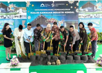 Bupati Kendal, Dyah Kartika Permanasari, bersama jajaran forkopimda dan petinggi KIK dalam peletakan batu pertama pembangunan masjid di KIK secara simbolis pada Selasa, 18 Maret 2025. (Arvian Maulana/Lingkarjateng.id)