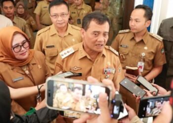 Gubernur Jateng, Ahmad Luthfi, memberi keterangan kepada awak media usai mengunjungi gedung bekas Barkowil di Solo, Jawa Tengah, pada Senin, 10 Maret 2025. (Dok. Pemprov Jateng/Lingkarjateng.id)