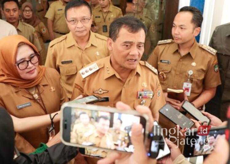 Gubernur Jateng, Ahmad Luthfi, memberi keterangan kepada awak media usai mengunjungi gedung bekas Barkowil di Solo, Jawa Tengah, pada Senin, 10 Maret 2025. (Dok. Pemprov Jateng/Lingkarjateng.id)