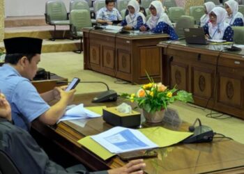 Sejumlah guru PAUD non-fromal yang tergabung dalam Himpauidi Rembang saat beraudiensi dengan DPRD Rembang pada Selasa, 18 Maret 2025. (Dok. Rembangkab/Lingkarjateng.id)