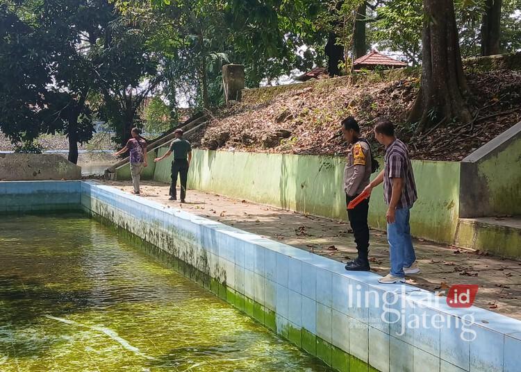 Kepolisian Polsek Todanan memeriksa kolam pemandian yang menjadi TKP tewasnya seorang ibu dan anak di Desa Kajengan, Kecamatan Todanan, Kabupaten Blora, pada Rabu, 5 Maret 2025. (Dok. Polres Blora/Lingkarjateng.id)