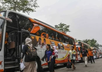 Ilustrasi: Warga bersiap menaiki bus program mudik gratis lebaran. (ANTARA/Lingkarjateng.id)