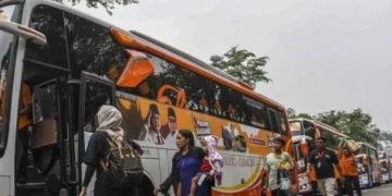 Ilustrasi: Warga bersiap menaiki bus program mudik gratis lebaran. (ANTARA/Lingkarjateng.id)