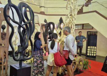 Sepasang turis mancanegara sedang mengunjungi salah satu stand di JIFBW 2025 yang berlangsung di Gedung Wanita Jepara pada Minggu, 9 Maret 2025. (Lingkarjateng.d)