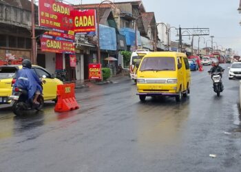 Sejumlah kendaraan melintasi Jalan Jenderal Sudirman yang ada di Kecamatan Ambarawa, Kabupaten Semarang, Senin, 24 Maret 2025. (Hesty Imaniar/Lingkarjateng.id)