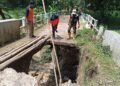 Salah satu jembatan di Kecamatan Randublatung, Kabupaten Blora, yang rusak usai diguyur hujan deras pada Sabtu malam, 8 Maret 2025. (Dok. BPBD Blora/Lingkarjateng.id)