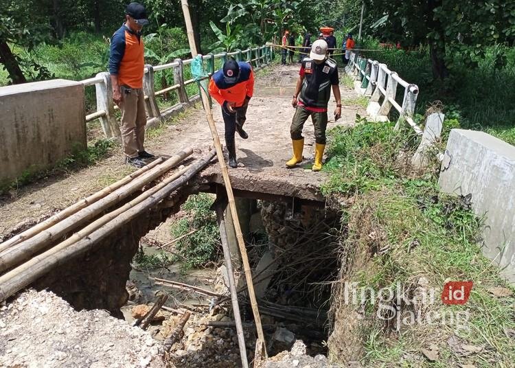 Salah satu jembatan di Kecamatan Randublatung, Kabupaten Blora, yang rusak usai diguyur hujan deras pada Sabtu malam, 8 Maret 2025. (Dok. BPBD Blora/Lingkarjateng.id)