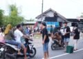 Bagi-bagi Takjil Gratis ke pengguna jalan di Jalan Raya Kayen-Sukolilo, Kabupaten Pati, tepatnya di depan SMA 1 Kayen, Minggu, 16 Maret 2025. (Setyo Nugroho/Lingkarjateng.id)