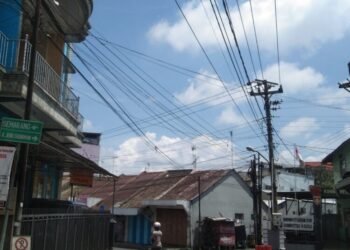 Puluhan kabel wifi terlihat malang-melintang di kawasan Jalan Jenderal Sudirman, Kota Salatiga, Kamis, 13 Maret 2025. (Angga Rosa/Lingkarjateng.id)