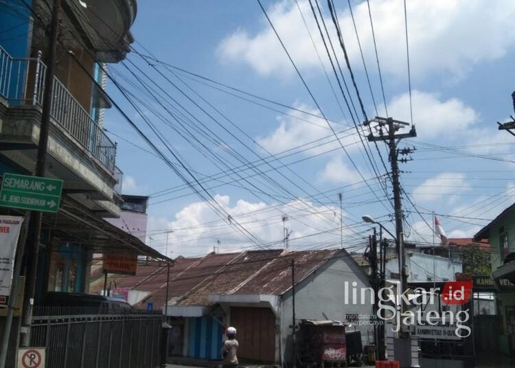 Puluhan kabel wifi terlihat malang-melintang di kawasan Jalan Jenderal Sudirman, Kota Salatiga, Kamis, 13 Maret 2025. (Angga Rosa/Lingkarjateng.id)