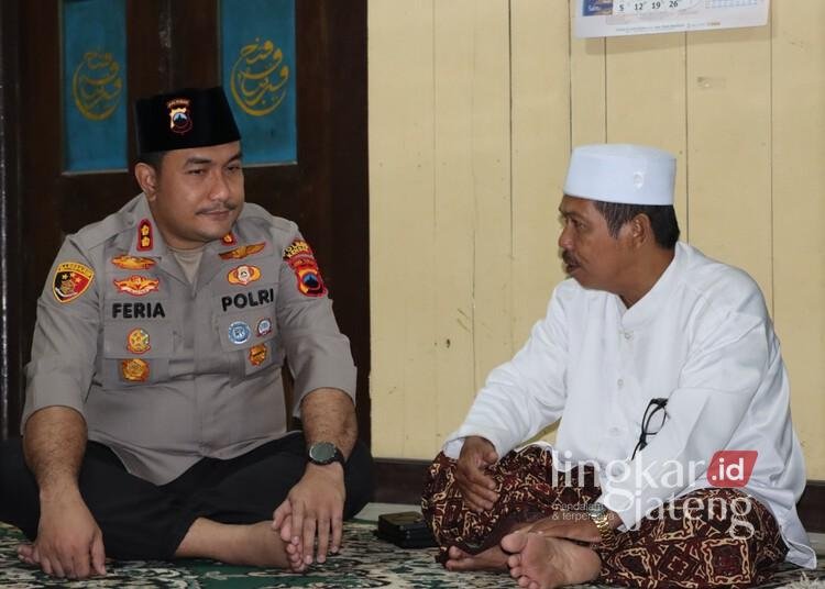 Kapolres Kendal, AKBP Feria Kurniawan, saat disambut Pengasuh Ponpes Nurul Ihsan, KH. Subkhan Idris, dalam kunjungan yang berlangsung pada Selasa, 11 Maret 2025. (Dok. Polres Kendal/Lingkarjateng.id)