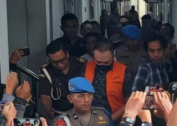 Aipda Robig, oknum polisi tersangka penembakan yang menewaskan siswa SMKN 4 Semarang, GRO, diserahkan ke Kejaksaan Negeri (Kejari) Kota Semarang, Kamis, 6 Maret 2025. (ANTARA/Lingkarjateng.id)