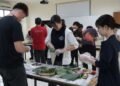 Sejumlah mahasiswa KEIO University Jepang terlihat bersemangat saat membuat nasi tumpeng di Kampus UKSW Salatiga, belum lama ini. (Dok. UKSW Salatiga/Lingkarjateng.id)