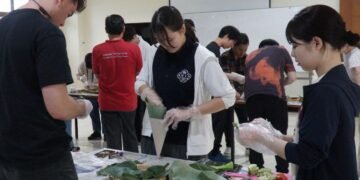 Sejumlah mahasiswa KEIO University Jepang terlihat bersemangat saat membuat nasi tumpeng di Kampus UKSW Salatiga, belum lama ini. (Dok. UKSW Salatiga/Lingkarjateng.id)