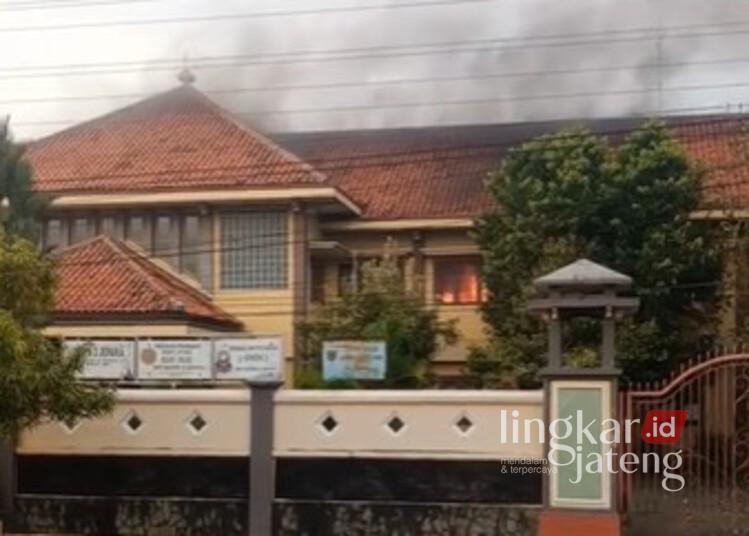 Tampak asap mengepul dari kebakaran yang melanda ruang rapat di SMPN 2 Jepara pada Senin, 3 Maret, 2025. (Tangkapan layar TikTok@/fatkhullahjepara/Lingkarjateng.id)