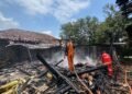 Petugas pemadam kebakaran saat melakukan proses pemadaman sisa api yang membakar rumah warga di Desa Tlogorejo, Kecamatan Karangawen, Kabupaten Demak, pada Senin, 3 Maret 2025. (M. Burhanuddin Aslam/Lingkarjateng.id)