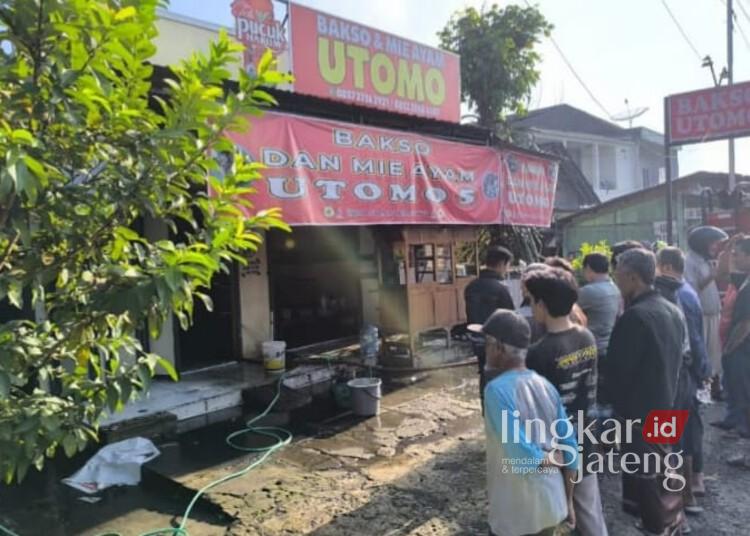 Sejumlah warga melihat kondisi Warung Bakso Utomo di Jalan Tingkir Raya, Kecamatan Tingkir, Kota Salatiga, yang kebakaran pada Jumat, 14 Maret 2025. (Dok. Polres Salatiga/Lingkarjateng.id)
