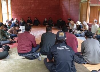 Perwakilan Kementerian Kehutanan bersama FAO dan masyarakat Petungkriyono berdiskusi dalam penyusunan Dokumen Projek AIBDES di Aula Objek Wisata Weloasri, Petungkriyono, Kabuapten Pekalongan, pada Kamis, 13 Maret 2025. (Fahri Akbar/Lingkarjateng.id)