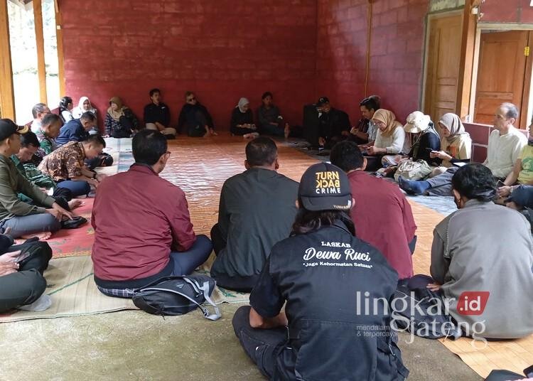 Perwakilan Kementerian Kehutanan bersama FAO dan masyarakat Petungkriyono berdiskusi dalam penyusunan Dokumen Projek AIBDES di Aula Objek Wisata Weloasri, Petungkriyono, Kabuapten Pekalongan, pada Kamis, 13 Maret 2025. (Fahri Akbar/Lingkarjateng.id)