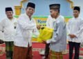 Ketua DPRD Kabupaten Pekalongan, Abdul Munir, menyalurkan bantuan kepada warga saat menghadiri tarawih keliling di Masjid Al-Hikmah Desa Tosaran, Kecamatan Kedungwuni, pada Senin malam, 10 Maret 2025. (Fahri Akbar/Lingkarjateng.id)