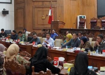 AUDIENSI: Forum Guru Honorer dan Tenaga Pendidikan Kabupaten Pati menyampaikan keluh kesahnya ke Dewan Perwakilan Rakyat Daerah (DPRD), Kamis, 6 Februari 2025. (Setyo Nugroho/Lingkarjateng.id)