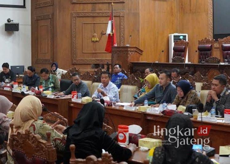 AUDIENSI: Forum Guru Honorer dan Tenaga Pendidikan Kabupaten Pati menyampaikan keluh kesahnya ke Dewan Perwakilan Rakyat Daerah (DPRD), Kamis, 6 Februari 2025. (Setyo Nugroho/Lingkarjateng.id)