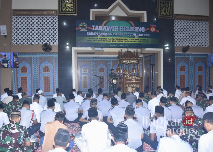 Suasana khidmat kegiatan tarawih keliling yang digelar Kodam IV/Diponegoro bersama Badan Amalan Islam (BAI) Provinsi Jawa Tengah di Masjid Al Firdaus, Komplek Makodam IV/Diponegoro, Semarang, pada Rabu, 19 Maret 2025. (Dok. HMS/Lingkarjateng.id)