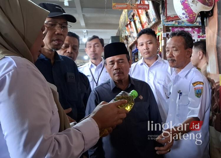 Jelang Lebaran, DPRD Kudus Sidak Harga Sembako di Pasar Tradisional 25 Ketua Komisi B DPRD Kudus, Sutejo (berpeci), saat melakukan sidak di Pasar Bitingan Kudus, pada Rabu, 19 Maret 2025. (Mohammad Fahtur Rohman/Lingkarjateng.id)