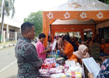 MENINJAU: Anggota Komisi B Dewan Perwakilan Rakyat Daerah (DPRD) Kabupaten Pati, Mukit, meninjau pedagang yang berjualan di gerakan pasar murah di Kantor Disketapang pada Kamis, 20 Maret 2025. (Setyo Nugroho/Lingkarjateng.id)