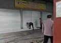 Polres Kudus saat mendatangi tempat pengemasan MinyaKita di Koperasi Produsen UMKM Kelompok Terpadu Nusantara di Desa Tenggeles, Kecamatan Mejobo, Kabupaten Kudus, pada Senin, 10 Maret 2025. (Mohammad Fahtur Rohman/Lingkarjateng.id)