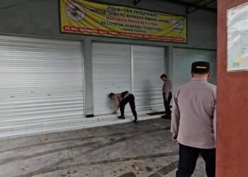 Polres Kudus saat mendatangi tempat pengemasan MinyaKita di Koperasi Produsen UMKM Kelompok Terpadu Nusantara di Desa Tenggeles, Kecamatan Mejobo, Kabupaten Kudus, pada Senin, 10 Maret 2025. (Mohammad Fahtur Rohman/Lingkarjateng.id)