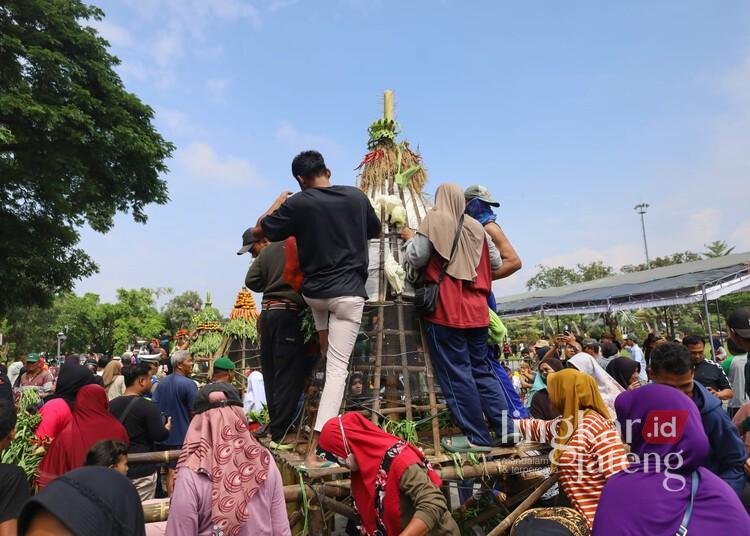 Warga berebut gunungan di Kirab Boyong Grobog yang digelar Pemkab Grobogan pada Senin, 3 Maret 2025. (Dok. Pemkab Grobogan/Lingkarjateng.id)