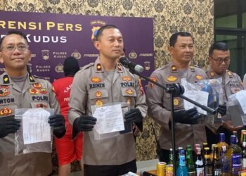 Wakapolres Kudus, Kompol Rendi Johan Prasetyo dan jajarannya saat menunjukkan barang bukti Kasus Narkoba. (Fahtur Rohman/Lingkarjateng.id)