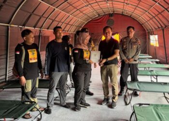 Bupati Kudus Sam’ani Intakoris saat memantau fasilitas di Pos Terpadu di Terminal Jati Kudus pada Jumat, 28 Maret 2025. (Nisa/Lingkarjateng.id)