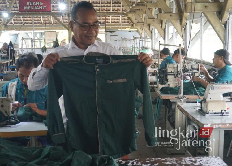 TERAMPIL: Sejumlah Warga Binaan Pemasyarakatan (WBP) Lapas Kelas IIA Pekalongan tengah menjahit baju koko pesanan pihak ketiga di ruang Bimbingan Kerja (Bimker) Lapas, Rabu, 19 Maret 2025. (Fahri Akbar/Lingkarjateng.id)
