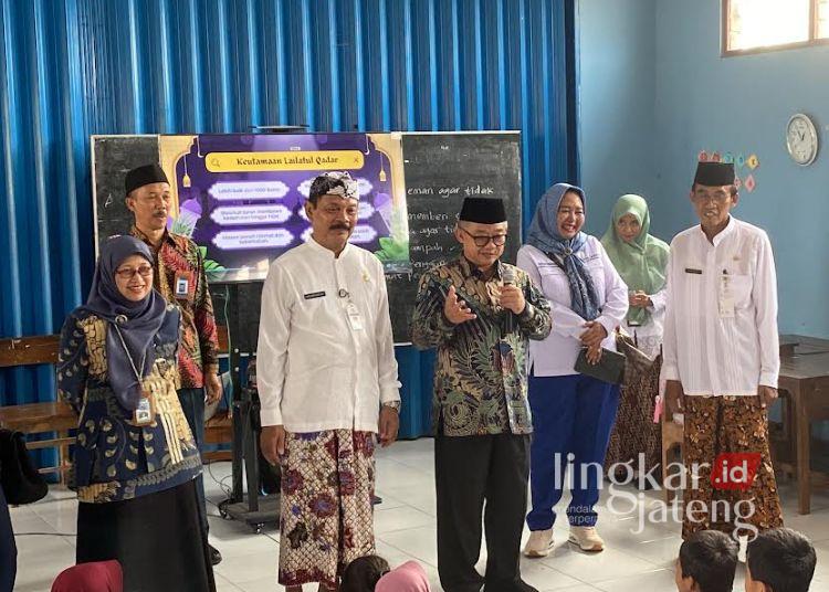 Menteri Pendidikan Dasar dan Menengah (Mendikdasmen) Abdul Mu’ti (ketiga dari kiri) meninjau kondisi sekolah dasar yang terdampak banjir di Kudus, Kamis, 20 Maret 2025. (Fahtur Rohman/Lingkarjateng.id)