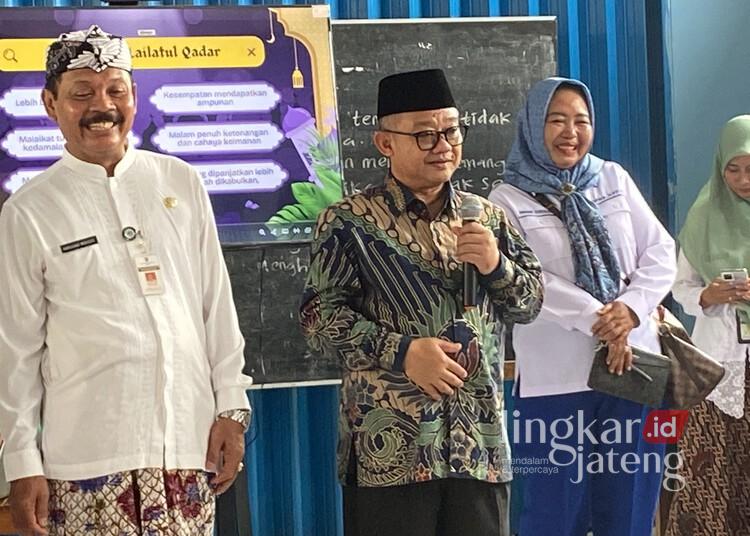 Mendikdasmen Upayakan Renovasi Sekolah Terdampak Banjir di Kudus 25 Menteri Pendidikan Dasar dan Menengah (Mendikdasmen), Abdul Mu’ti, saat meninjau kondisi sekolah dasar yang terdampak banjir di Kabupaten Kudus pada Kamis, 20 Maret 2025. (Mohammad Fahtur Rohman/Lingkarjateng.id)