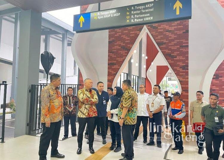 KUNJUNGAN KERJA: Menteri Perhubungan Dudy Purwagandhi (kedua) melihat sarana dan prasarana Terminal Tipe A Tingkir, Salatiga, Kamis, 6 Maret 2025. (Humas Terminal Tipe A Tingkir/Lingkarjateng.id)