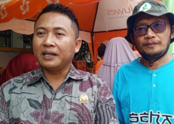 Anggota Komisi B Dewan Perwakilan Rakyat Daerah (DPRD) Kabupaten Pati, Mukit bersama Kepala Bidang (Kabid) Konsumsi dan Keamanan Disketapang Kabupaten Pati, Suntoro usia meninjau gerakan pasar murah pada Kamis, 20 Maret 2025. (Dok for Lingkarjateng.id)