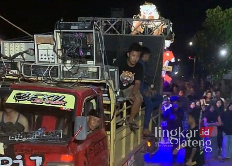 Muntamah Minta Pemdes Sosialisasi Larangan Penggunaan Sound Horeg saat Takbiran 25 ILUSTRASI: Sound horeg digunakan saat takbir keliling di Kabupaten Demak tahun 2024. (M. Burhanuddin Aslam/Lingkar.news)