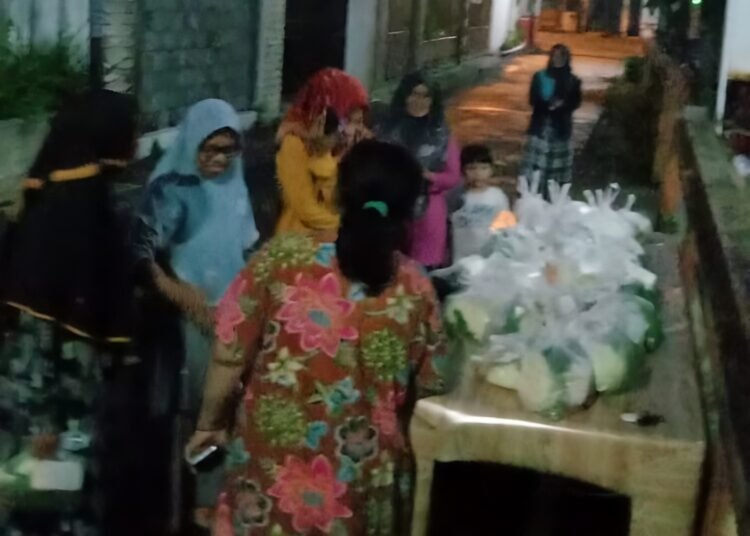 Warga saat antre sayuran gratis di Musholla Ibu Suwarni Sumarno, Kelurahan Mlati Kidul, Kecamatan Kota Kudus, Kabupaten Kudus, yang dibagikan setiap hari Minggu pagi selama Ramadhan. (Dok. Lingkarjateng.id)