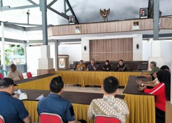 Pelaksanaan musyawarah terkait aktivitas dump truk stockpile yang berlangsung di Aula Kecamatan Weleri, Kabupaten Kendal, pada Jumat, 14 Maret 2025. (Arvian Maulana/Lingkarjateng.id)