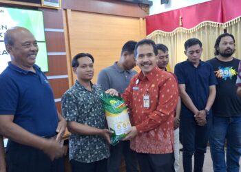 Sekretaris Daerah (Sekda), Edy Sujatmiko, saat menyerahkan bantuan beras secara simbolis kepada para nelayan di Ruang Rapat R.M.P. Sosrokartono Setda Jepara, pada Selasa, 4 Maret 2025. (Tomi Budianto/Lingkarjateng.id)