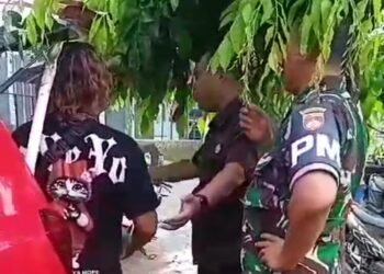 Tangkapan layar video rekaman oknum anggota TNI yang diduga melakukan intimidasi terhadap PKL Kawasan Industri Wijayakusuma (KIW) Kota Semarang. (Syahril Muadz/Lingkarjateng.id)