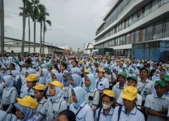 Buruh dan karyawan saat mendengarkan pidato dari direksi perusahaan di Pabrik Sri Rejeki Isman Tbk (Sritex) di Sukoharjo, Jawa Tengah, Jumat, 28 Februari 2025. (ANTARA/Lingkarjateng.id)