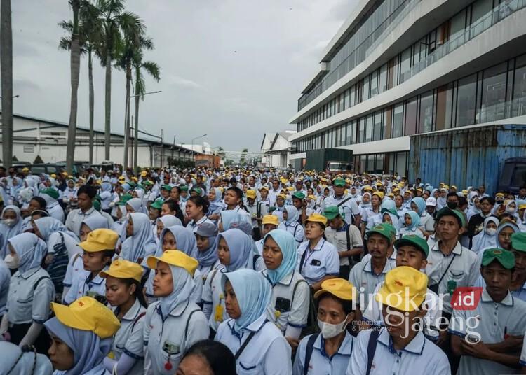 Buruh dan karyawan saat mendengarkan pidato dari direksi perusahaan di Pabrik Sri Rejeki Isman Tbk (Sritex) di Sukoharjo, Jawa Tengah, Jumat, 28 Februari 2025. (ANTARA/Lingkarjateng.id)