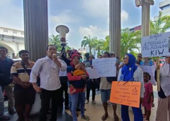 Para PKL Kawasan Industri Wijayakusuma saat menggelar demonstrasi di depan Balai Kota Semarang pada Rabu, 5 Februari 2025. (Syahril Muadz/Lingkarjateng.id)